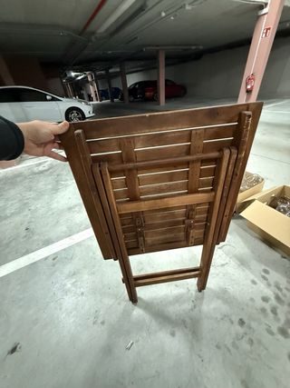 Mesa plegable de madera con sillas