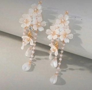Pendientes largos flores dorados y blancos