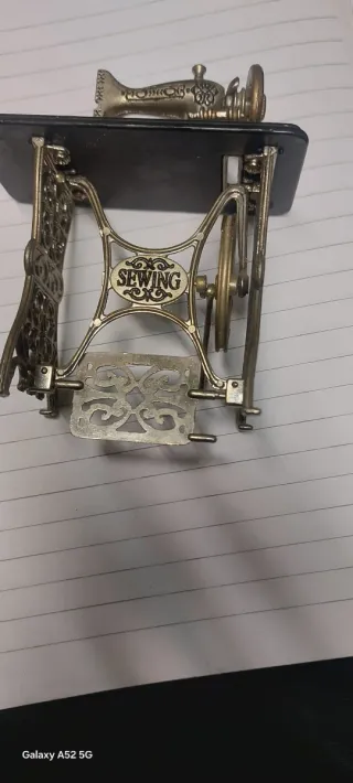 Máquina de coser antigua para adorno de curación