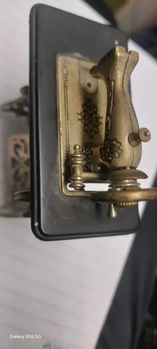 Máquina de coser antigua para adorno de curación