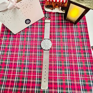 Reloj de bisutería color plateado y esfera negra.