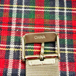 Reloj de bisutería color plateado y esfera negra.