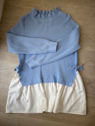 Jersey azul con volantes y falda blanca