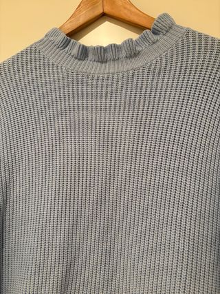 Jersey azul con volantes y falda blanca