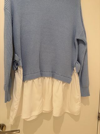 Jersey azul con volantes y falda blanca