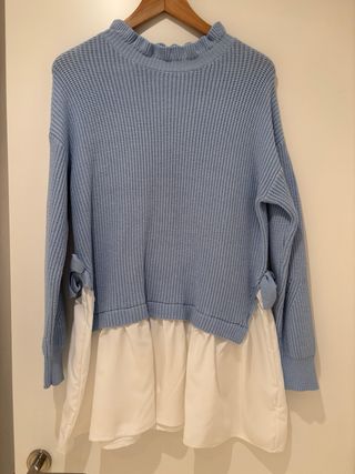 Jersey azul con volantes y falda blanca