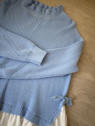 Jersey azul con volantes y falda blanca