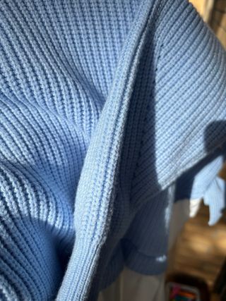 Jersey azul con volantes y falda blanca