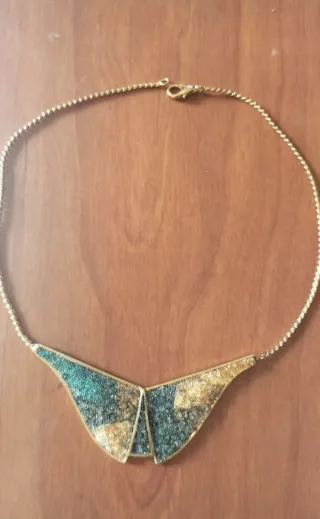 Collar dorado con diseño mariposa