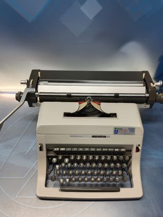 Máquina de escribir Olivetti Linea 90 , sin funda, buen estado