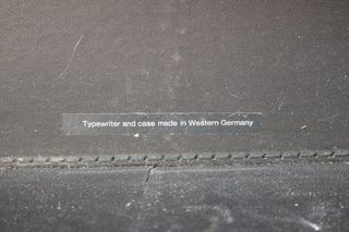 Maleta de máquina de escribir de Alemania Occidental. Probablemente Olympia.