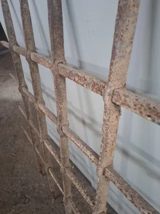 Reja antigua de hierro forjado