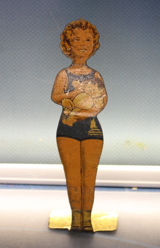 01. Shirley. Editorial Hergan. Maniquí metálico para recortables. Circa 1930.