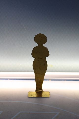 01. Shirley. Editorial Hergan. Maniquí metálico para recortables. Circa 1930.