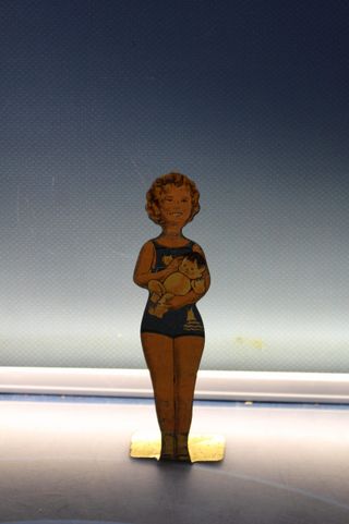 01. Shirley. Editorial Hergan. Maniquí metálico para recortables. Circa 1930.