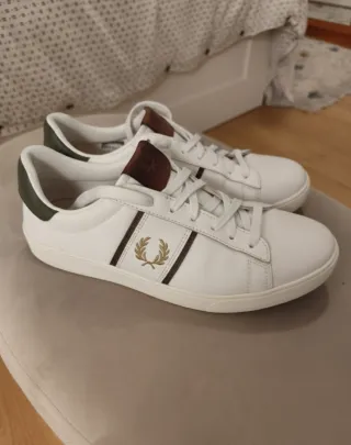 Zapatillas Fred Perry Blancas con el logo dorado