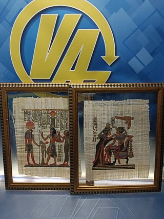 Pareja de papiros egipcios enmarcados. 48x58x3 cm.