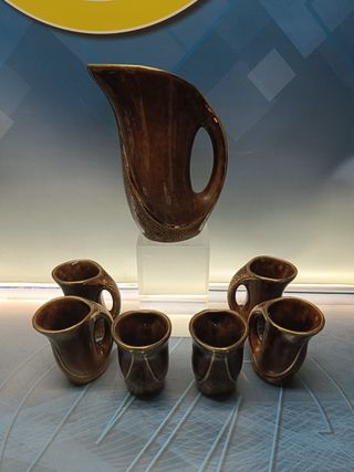 juego de jarra y 6 tazas de cerámica esmaltada en tonos marrones, años 60/70