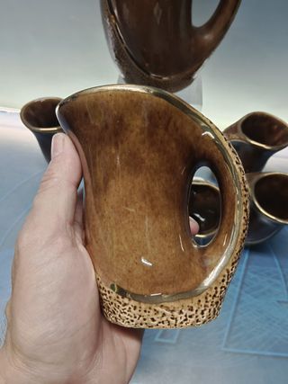 juego de jarra y 6 tazas de cerámica esmaltada en tonos marrones, años 60/70