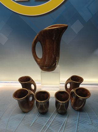 juego de jarra y 6 tazas de cerámica esmaltada en tonos marrones, años 60/70