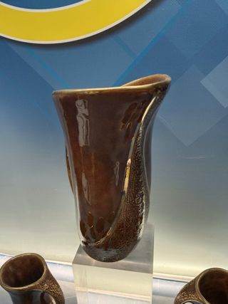 juego de jarra y 6 tazas de cerámica esmaltada en tonos marrones, años 60/70