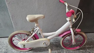 Bicicleta infantil blanca y rosa