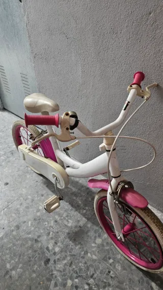Bicicleta infantil blanca y rosa