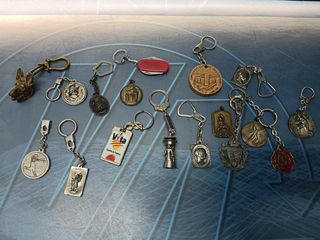 17 llaveros varios, metalicos, observa las fotos