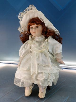 Caroline. Muñeca sentada de porcelana. Estilo sureño. Con la silla.