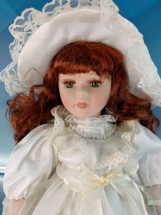 Caroline. Muñeca sentada de porcelana. Estilo sureño. Con la silla.