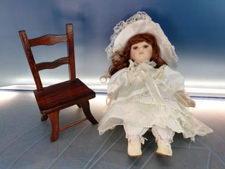 Caroline. Muñeca sentada de porcelana. Estilo sureño. Con la silla.