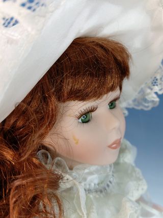 Caroline. Muñeca sentada de porcelana. Estilo sureño. Con la silla.