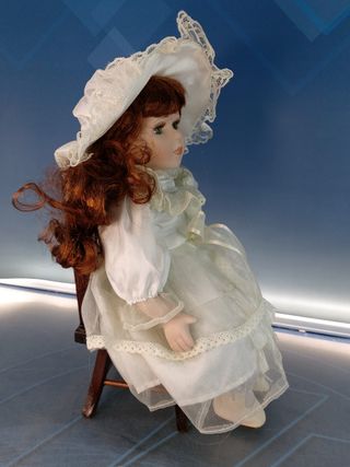Caroline. Muñeca sentada de porcelana. Estilo sureño. Con la silla.