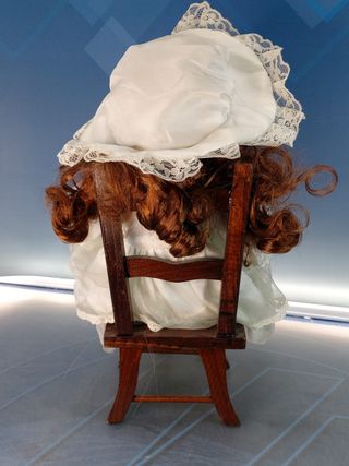 Caroline. Muñeca sentada de porcelana. Estilo sureño. Con la silla.