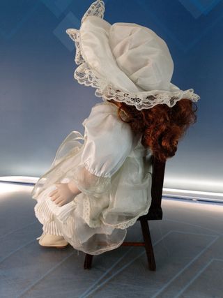 Caroline. Muñeca sentada de porcelana. Estilo sureño. Con la silla.