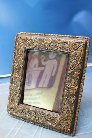 Marco antiguo de cuero repujado.