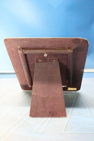 Marco antiguo de cuero repujado.