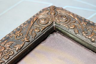 Marco antiguo de cuero repujado.