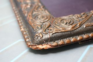 Marco antiguo de cuero repujado.