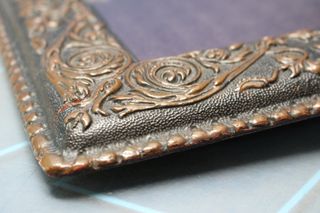 Marco antiguo de cuero repujado.