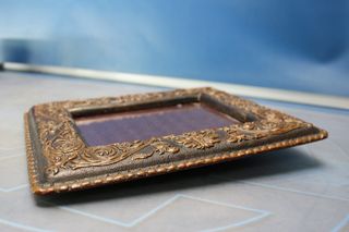 Marco antiguo de cuero repujado.