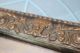 Marco antiguo de cuero repujado.