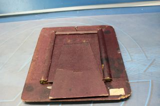 Marco antiguo de cuero repujado.