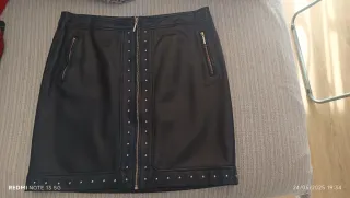 Minifalda de piel negra con tachuelas