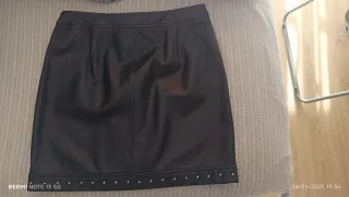 Minifalda de piel negra con tachuelas