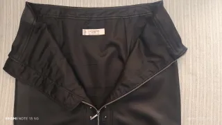 Minifalda de piel negra con tachuelas