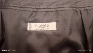 Minifalda de piel negra con tachuelas