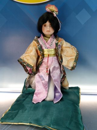 Hana. Muñeca de porcelana sentada en cojín. Vestido japonés, Kimono.