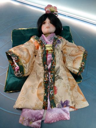 Hana. Muñeca de porcelana sentada en cojín. Vestido japonés, Kimono.