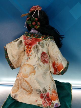 Hana. Muñeca de porcelana sentada en cojín. Vestido japonés, Kimono.